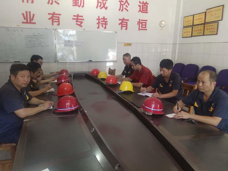 景焦能源公司工會(huì)持續(xù)開(kāi)展系列高溫慰問(wèn)活動(dòng)2.jpg 景焦能源公司工會(huì)持續(xù)開(kāi)展系列高溫慰問(wèn)活動(dòng)2.jpg