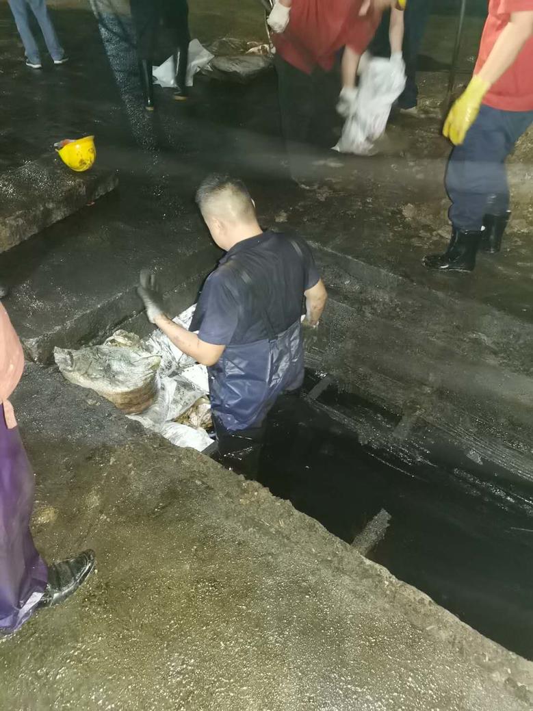 嚴陣以待抗擊洪魔 確保全廠生產供水2.jpg 嚴陣以待抗擊洪魔 確保全廠生產供水2.jpg