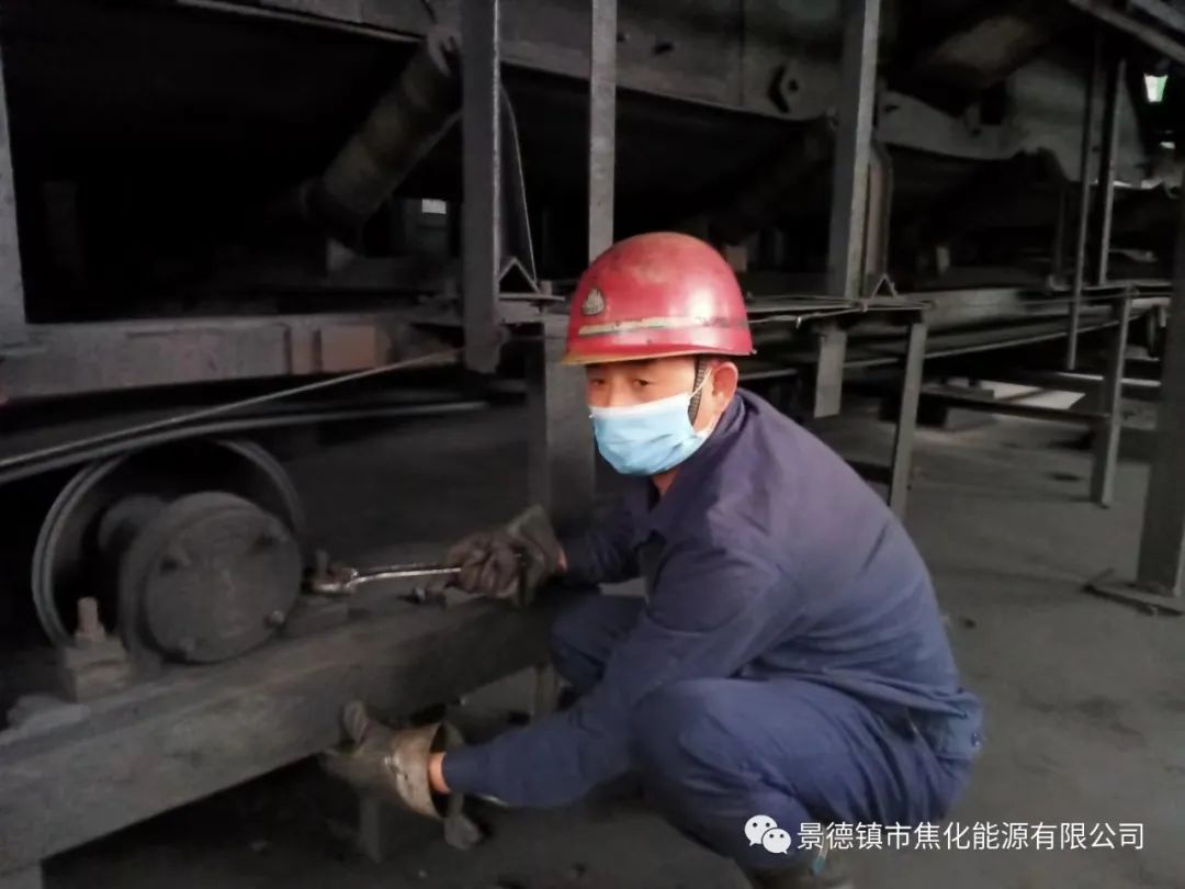 “老線這邊人手不夠，你們那邊有誰(shuí)可以過(guò)來(lái)支援？”“好的，我馬上來(lái)?！甭?tīng)到這個(gè)消息時(shí)，羅國(guó)安剛剛結(jié)束新線的維修工作，但他二話不說(shuō)，立即拿起維修包，投入到老線的維修工作當(dāng)中。每天工作10小時(shí)以上已經(jīng)成為抗疫期間的常態(tài)，雖然身體很疲憊，但是他沒(méi)有任何怨言，“確實(shí)很辛苦、很累，但現(xiàn)在正是特殊時(shí)期，只有保障公司生產(chǎn)經(jīng)營(yíng)“不斷檔”，我們生活才能“不斷線”，恰恰我所在的運(yùn)輸廠就是承擔(dān)著焦炭煤炭運(yùn)輸?shù)闹匾氊?zé)，所以我更應(yīng)該恪盡職守，保障好這些設(shè)備的穩(wěn)定運(yùn)行?！?jpg